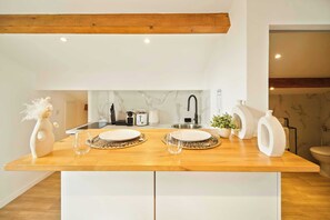 Classic Apartment, Balcony, City View | Private kitchen