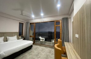 3 bedrooms, iron/ironing board, WiFi - The Rock Castle Hotel in serene Kandaghat with WiFi, AC. Enjoy your stay (kandaghat)