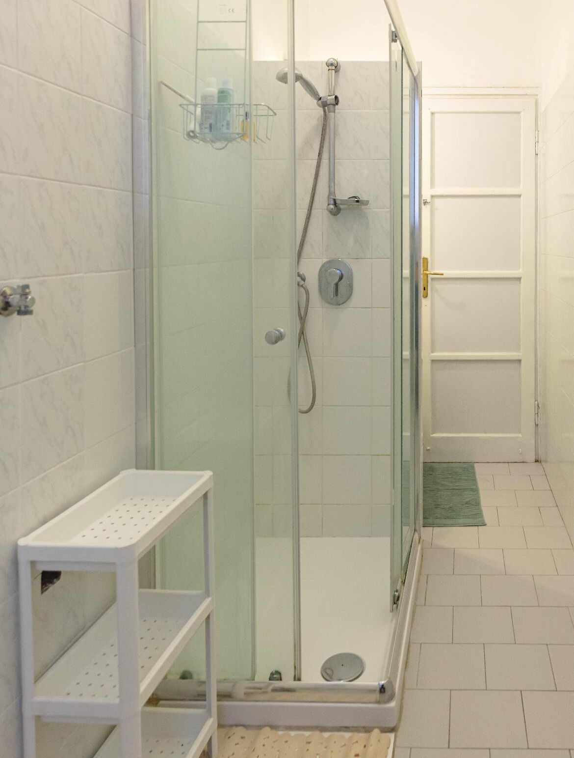 Een douche, een haardroger, een bidet, handdoeken