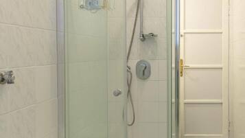 Een douche, een haardroger, een bidet, handdoeken
