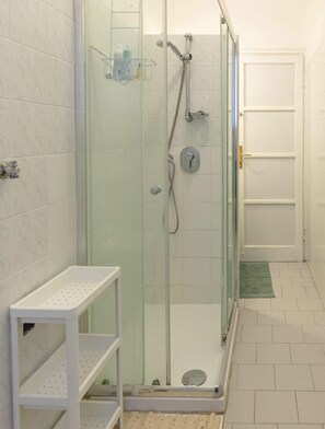 Dusche, Haartrockner, Bidet, Handtücher