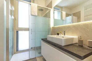 Shower, hair dryer, bidet, towels