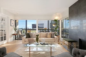 Smart TV, chimenea, impresora