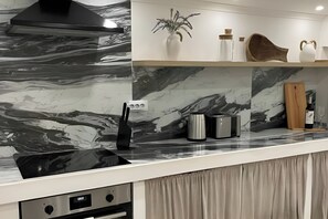 House | Private kitchen | Fridge, microwave, oven, stovetop - Nature Retreat-3 Bed-sleeps 5-private Garden (Grandola)