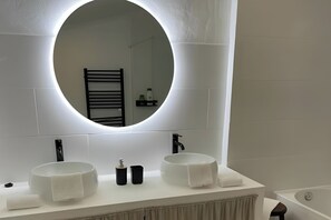 Casa | Bagno | Vasca e doccia separate, vasca da bagno a immersione totale