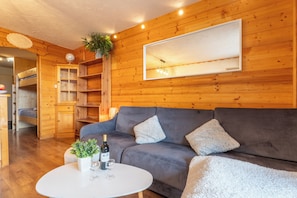 Luxury Apartment, Mountain View | Living area