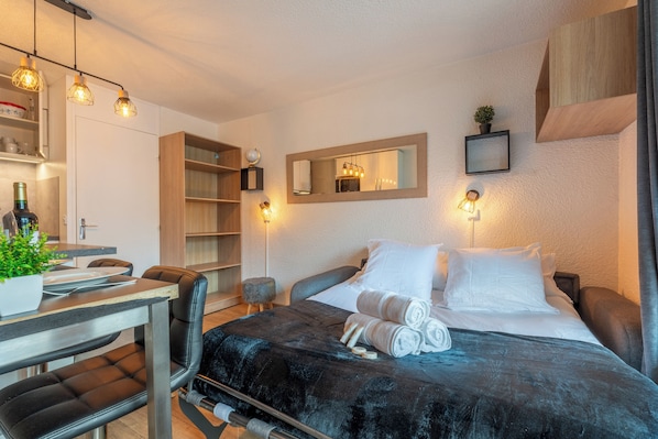 1 bedroom, premium bedding, free WiFi, bed sheets