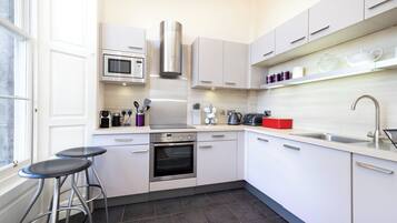 Family Apartment, City View | Living area | Plasma TV