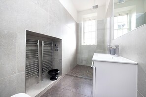 Familienapartment, Stadtblick | Badezimmer