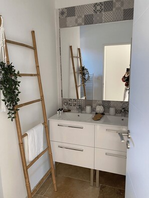Hair dryer, towels - SUNNY VILLA IN ANTIQUES VILLAGE PRIVATE POOL,AIR CONDITIONING (L'Isle-sur-la-Sorgue)