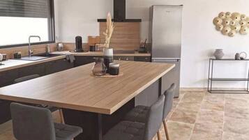 Réfrigérateur, micro-ondes, plaque de cuisson, lave-vaisselle