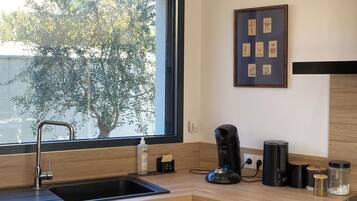 Réfrigérateur, micro-ondes, plaque de cuisson, lave-vaisselle