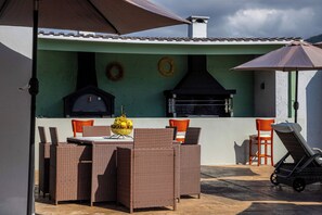 Outdoor dining - Old Olive Tree Cottage (Adiakopos)