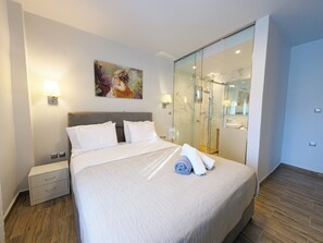 3 bedrooms, in-room safe, desk, iron/ironing board