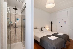 Dusj, hårføner og håndklær