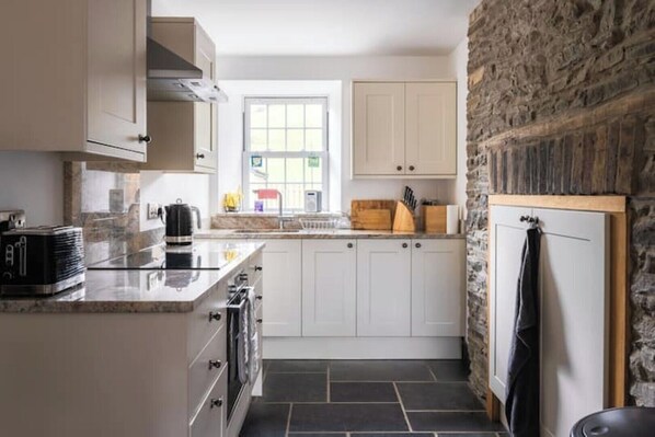 Private kitchen - Lovely family cottage in Cambrian mountains, mid-west Wales (Llywernog)