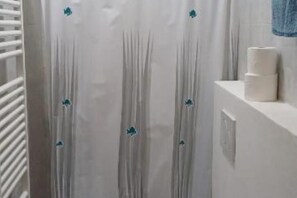 Doccia, asciugacapelli, bidet, asciugamani
