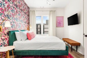 2 bedrooms, desk, iron/ironing board, WiFi - The Wildflower Condo! 2BR Unit Sleeps 6 | Downtown (Nashville)