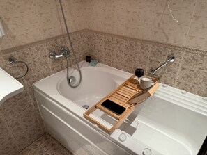 Secador de pelo, toallas, jabón y papel higiénico