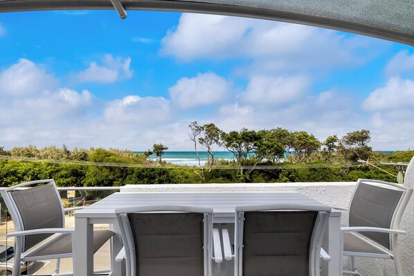 Outdoor dining - Cotton Tree Beach Front 3 Bedroom Townhouse (Sunshine Coast)