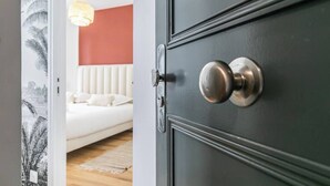 Una puerta de madera oscura con un pomo metálico redondo.