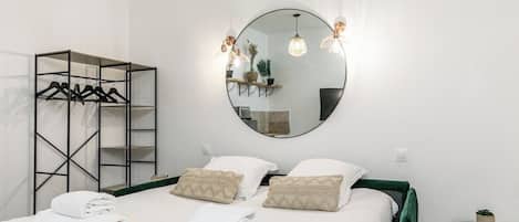 Iron/ironing board, WiFi, bed sheets