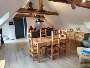 Dining - Country apartment with private spa Ideal for a peaceful retreat. (Inguiniel)