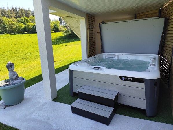 Outdoor spa tub - Country apartment with private spa Ideal for a peaceful retreat. (Inguiniel)