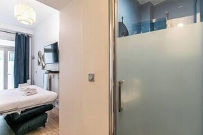 Tabla de planchar con plancha, wifi y ropa de cama