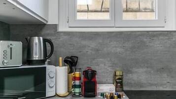 Een koelkast, een microgolfoven, een oven