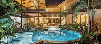 Luxury Villa - 3 Mins Golf Cart to Beach - Fully Staffed
