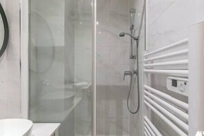Secador de pelo, toallas, papel higiénico
