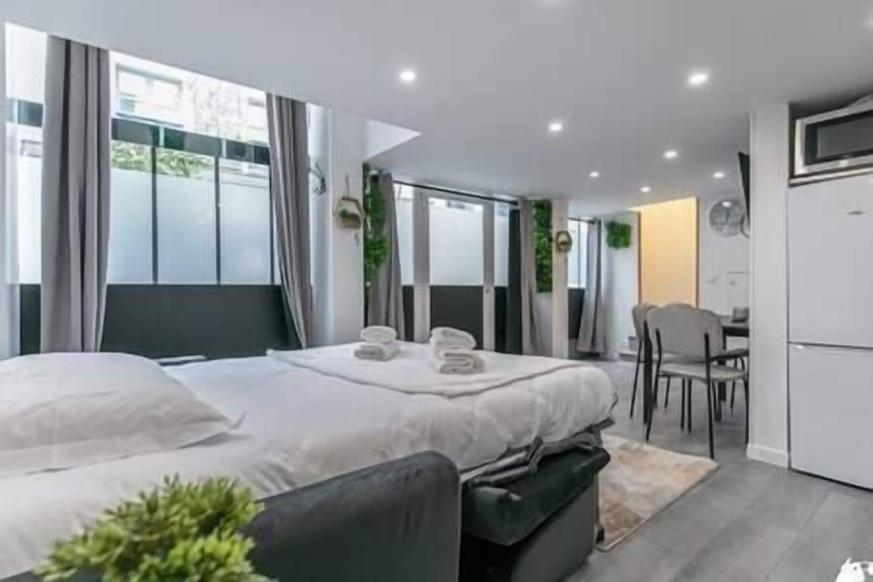 2 bedrooms, iron/ironing board, WiFi