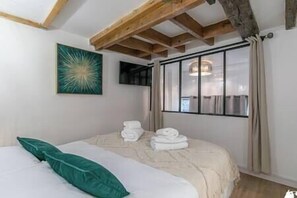 2 bedrooms, iron/ironing board, WiFi