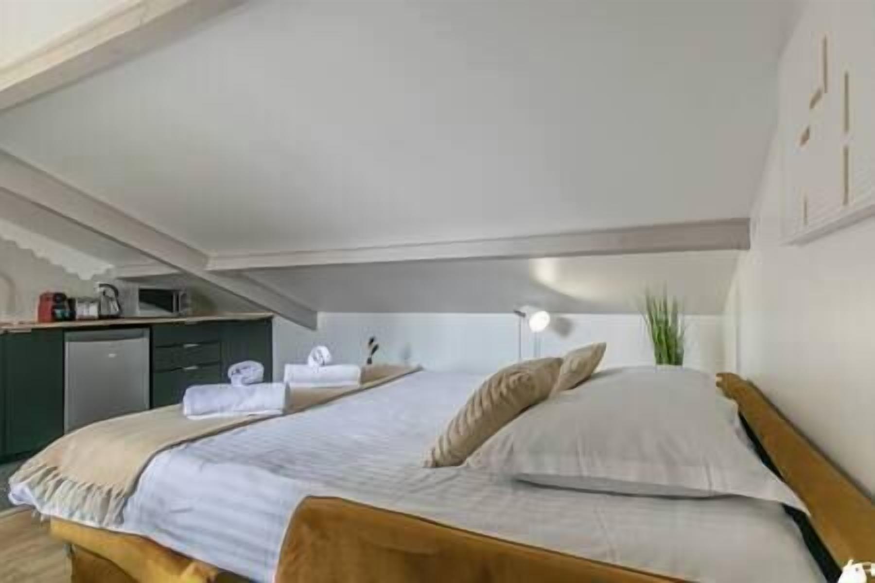 Ein Schlafzimmer mit einem Bett, einem Schreibtisch und einem Stuhl.