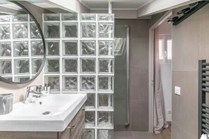 A bathroom with a large mirror, a sink, and a shower area. - MBA Splendide Appart -Montreuil 2-Proche Vincennes (Montreuil)