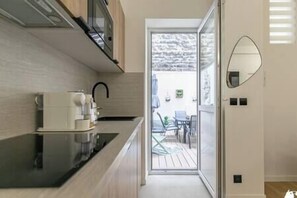 Fridge, microwave, oven, stovetop - MBA - Felix Faure Luxury Appart proche Tour Eiffel (Paris)