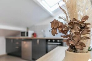 Frigorifero, microonde, forno, piano cottura