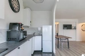 Réfrigérateur, micro-ondes, plaque de cuisson, cafetière/bouilloire