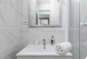 Free toiletries, hair dryer, towels, toilet paper - MBA - Splendide Appart Proche Château Vincennes (Vincennes)
