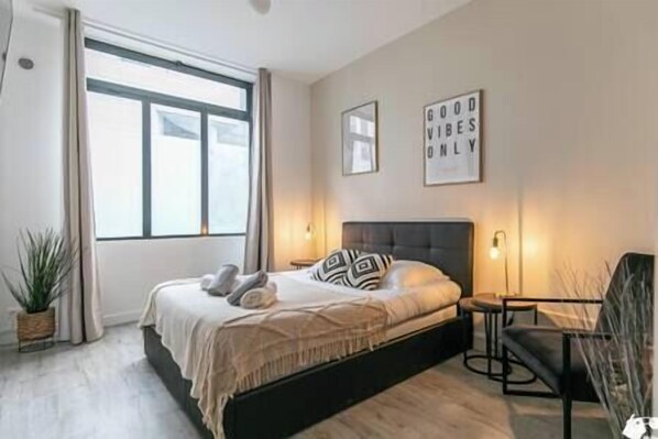 2 bedrooms, iron/ironing board, WiFi