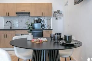 Réfrigérateur, four à micro-ondes, un four, surface de cuisson