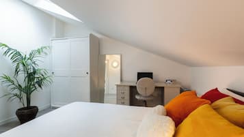 Appartamento Deluxe | Una scrivania, postazione laptop, ferro/asse da stiro, Wi-Fi gratuito