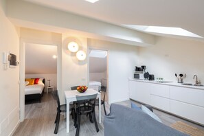 Deluxe-lejlighed | Opholdsområde | 40-tommers smart-tv med digitale kanaler