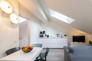 Deluxe-Apartment | Wohnbereich | 40-Zoll-Smart-TV mit Digitalempfang