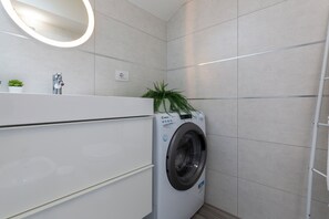 Deluxe Condo | Bathroom | Shower, free toiletries, towels, soap