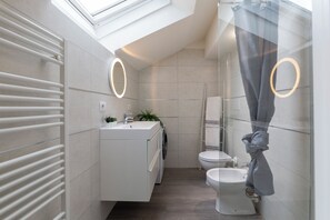 Deluxe appartement | Badkamer | Een douche, gratis toiletartikelen, handdoeken, zeep