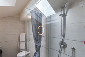 Deluxe-Apartment | Badezimmer | Dusche, kostenlose Toilettenartikel, Handtücher, Seife