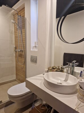 Douche, sèche-cheveux, serviettes fournies, savon