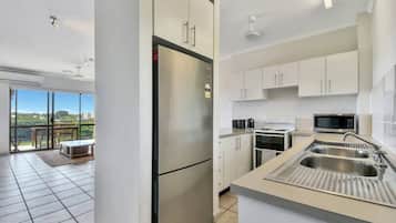 Geladeira, micro-ondas, fogão, cooktop